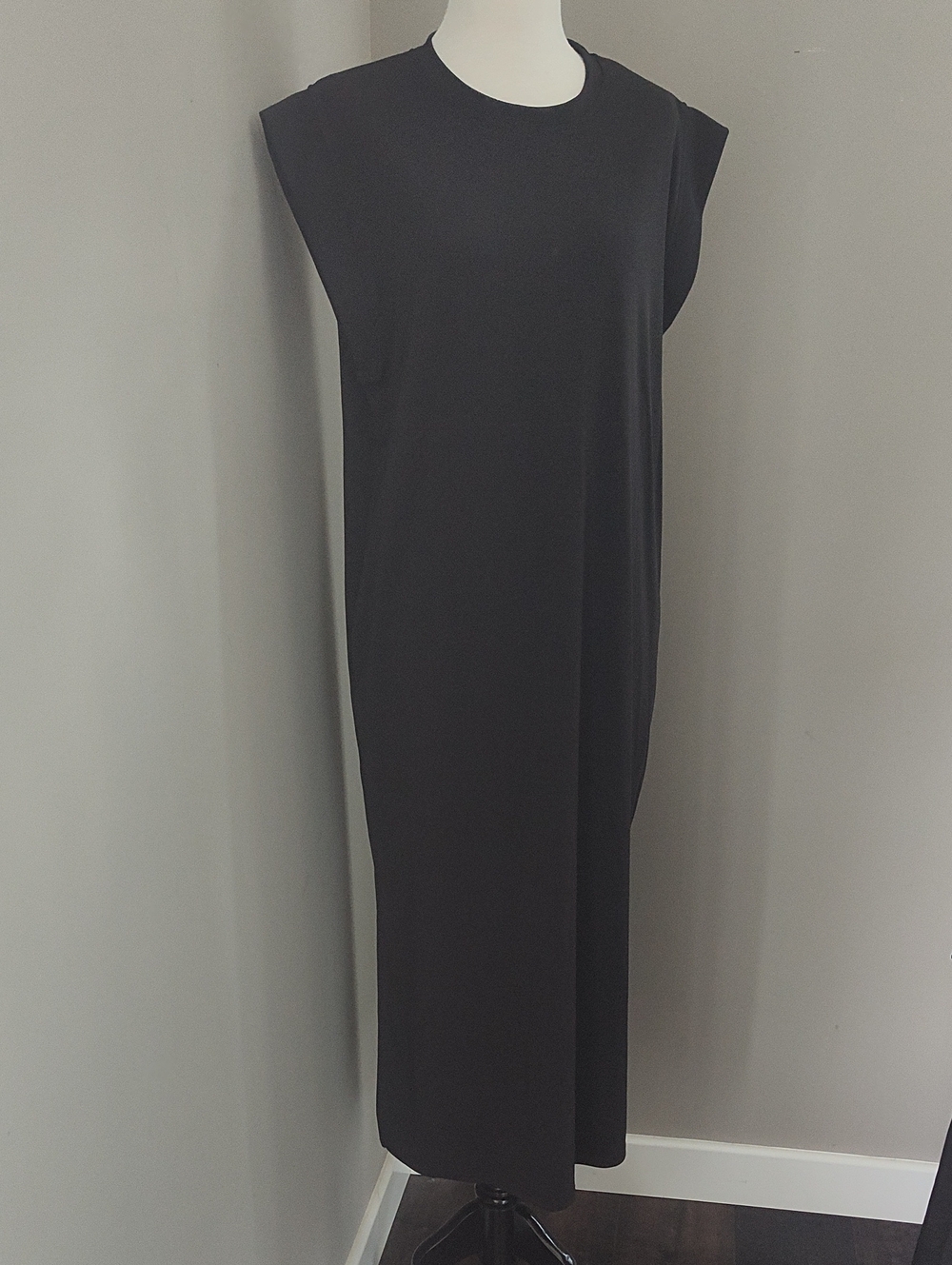 Sleeveless Stretchy Travel Black Midi Dress - Minimal Shift Style